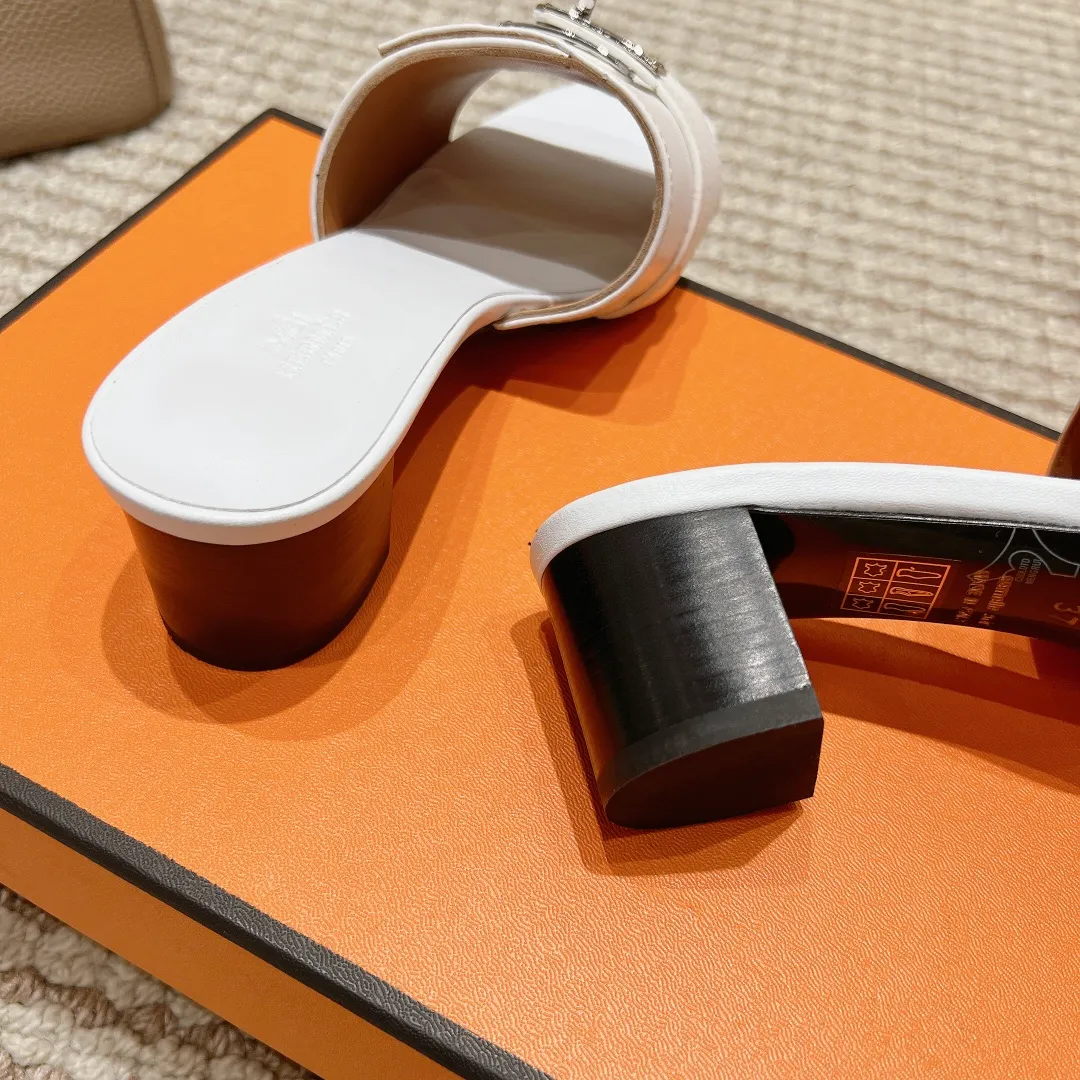 👟👟Ex-factory price 540👟👟 High version of the 2024 spring and summer new HERMES Hermès counter new style. The wedge-heeled Erjiu sandals and slippers, which have been extremely popular recently, are paired with various colorful socks. They are very trendy. Upper: cowhide. Outsole: technological imitation wood sole. Heel height: about 7cm. Size: Female 35-41 (40/41 non-refundable and non-exchangeable)